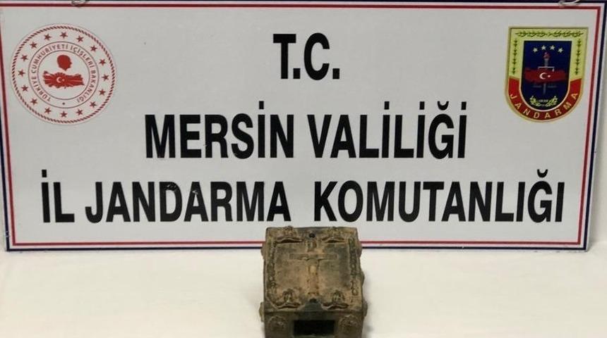 Mersin’de içerisinde el yazması tarihi kitap bulunan bronz sandık ele geçirildi