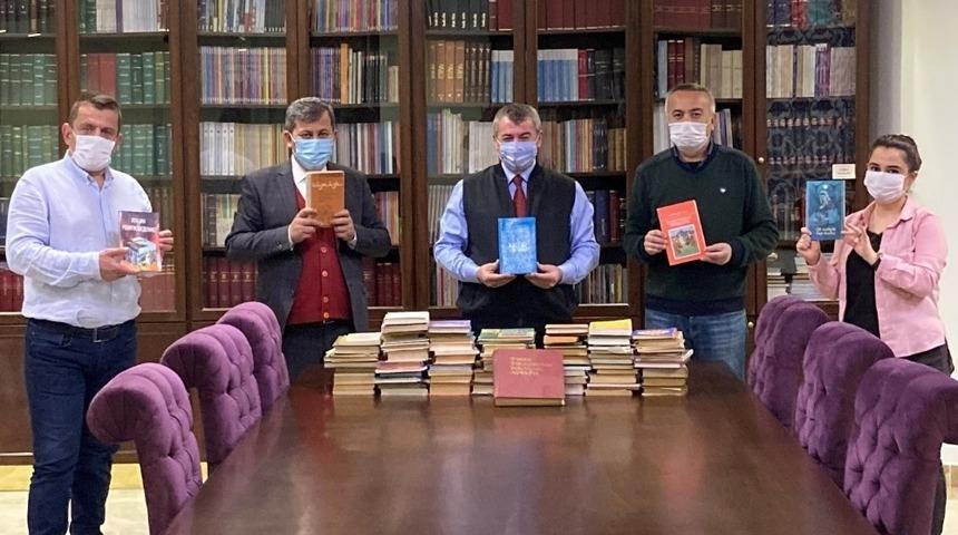 &Ouml;nce kendisi bağışladı sonra herkesi kitap bağışına davet etti