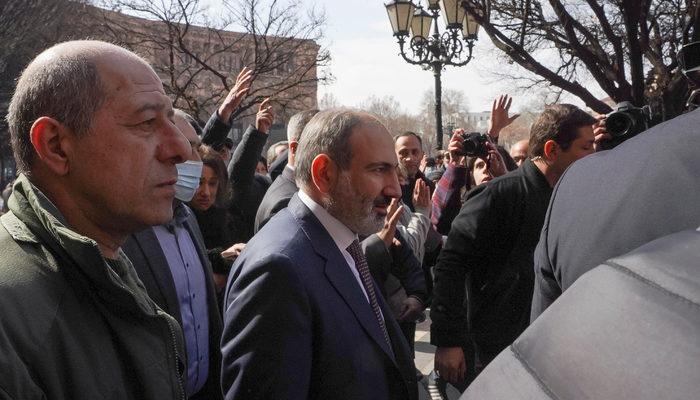 Son Dakika: Paşinyan, destekçileriyle Erivan sokaklarında!