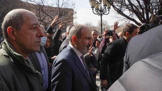 Son Dakika: Paşinyan, destekçileriyle Erivan sokaklarında!