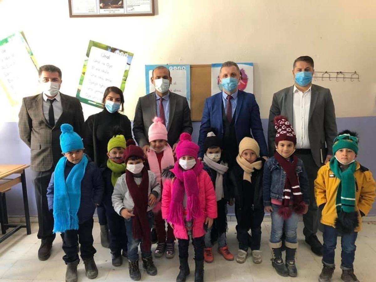 Uludere Kaymakamı Solmaz&rsquo;dan &ouml;ğrencilere atkı ve bere hediyesi