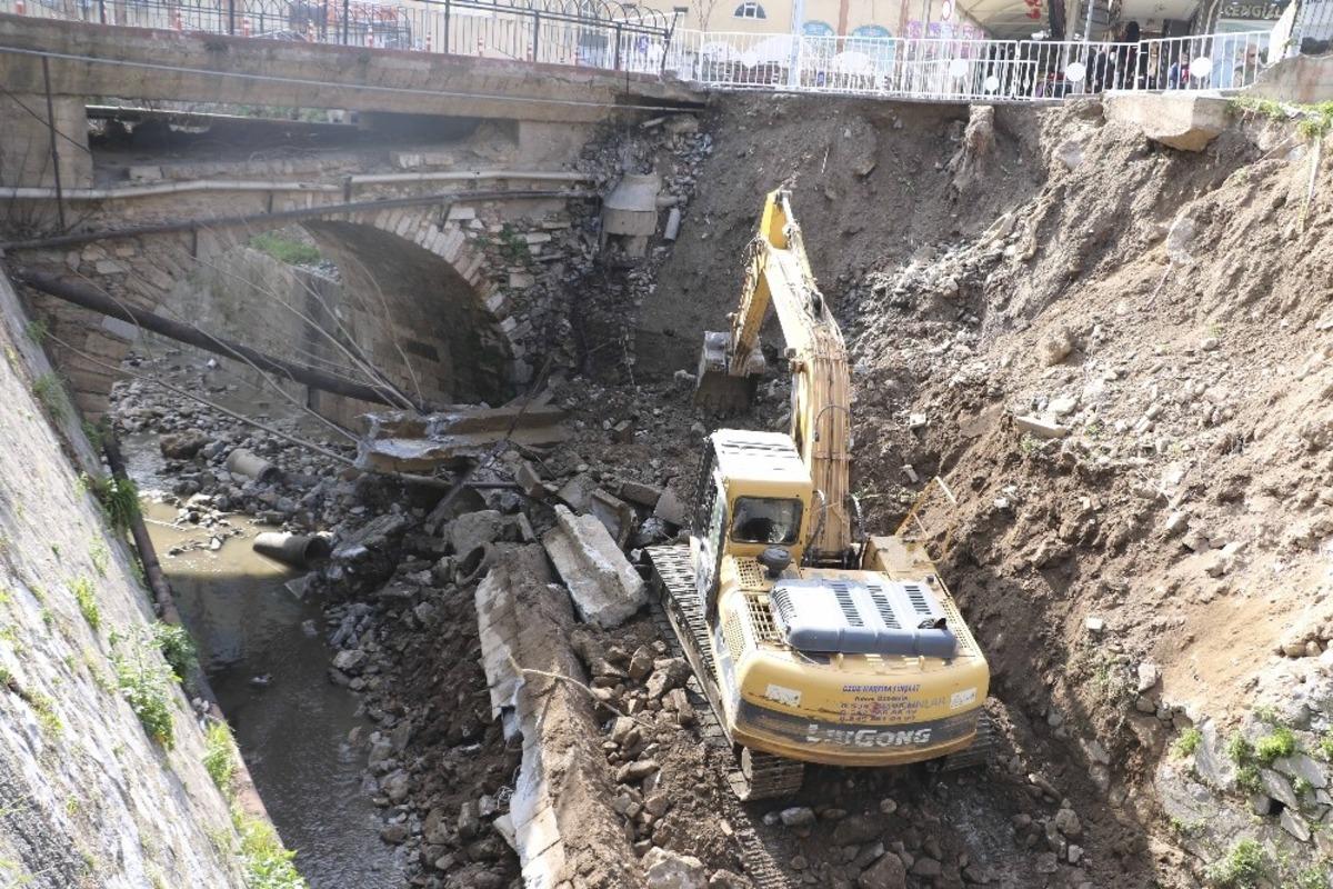 B&uuml;y&uuml;kşehir Belediyesi, Tabakhane Deresi&rsquo;ndeki &ccedil;&ouml;ken duvarın yapımına başlandı