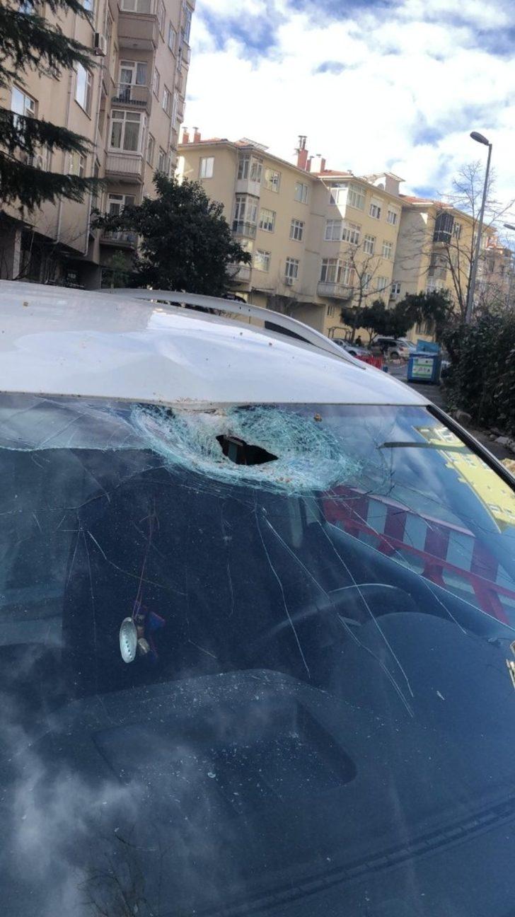 Beşiktaş’ta inşaattan düşen beton parçası iki araca zarar verdi G1