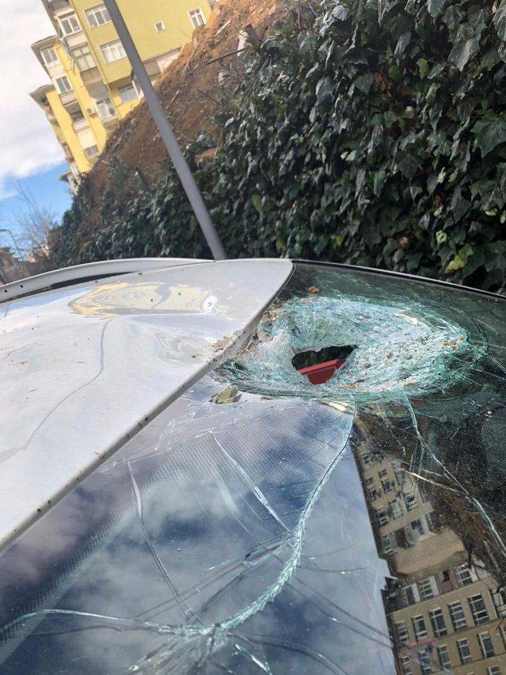 Beşiktaş’ta inşaattan düşen beton parçası iki araca zarar verdi G2