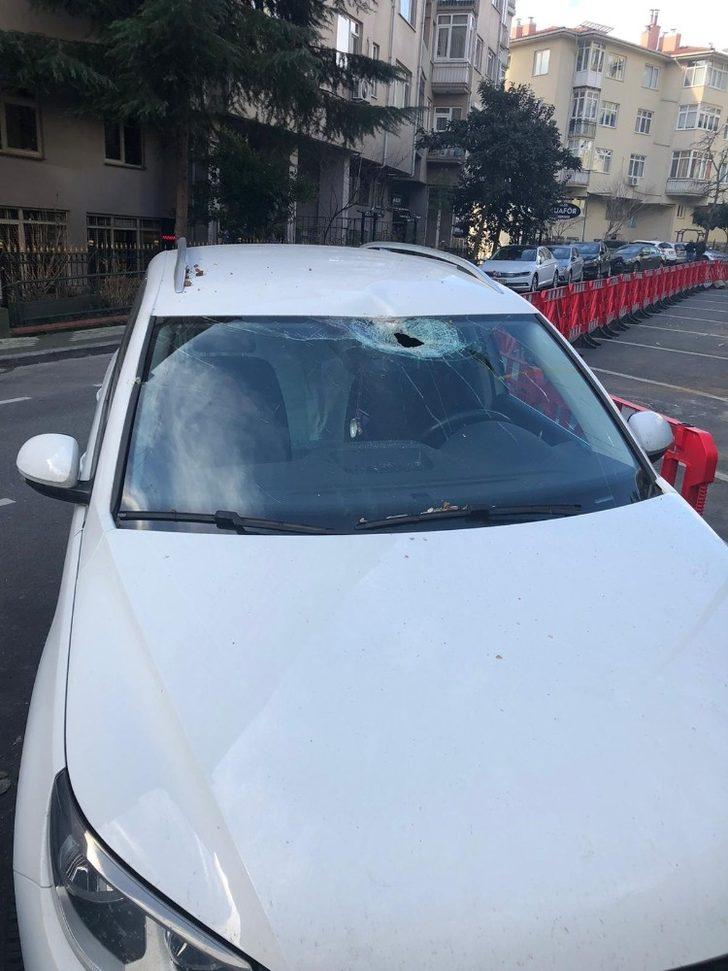 Beşiktaş’ta inşaattan düşen beton parçası iki araca zarar verdi G4