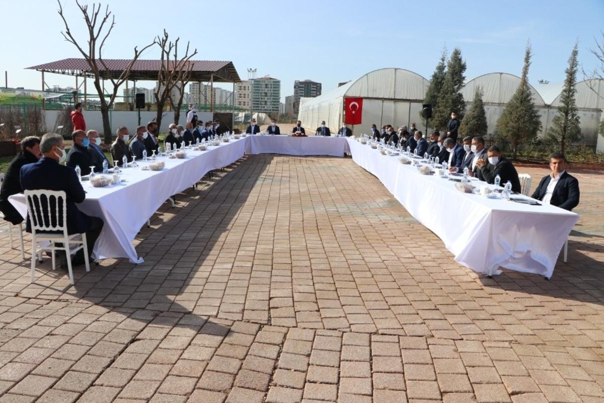 Kayapınar Kaymakamı Ko&ccedil; muhtarlarla bir araya geldi