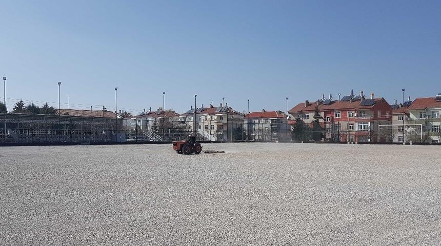 Yunuskent Futbol Sahasının sentetik &ccedil;imi değişiyor