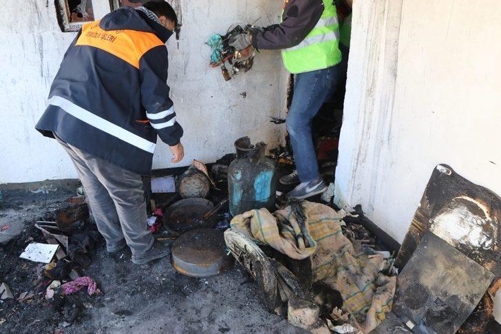 Gazetecinin yanan evini belediye temizledi G3