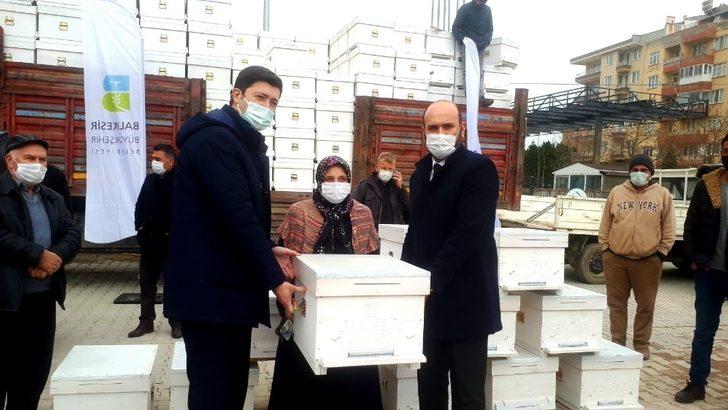 Erdekli arıcılara Büyükşehir’den kovan desteği G2