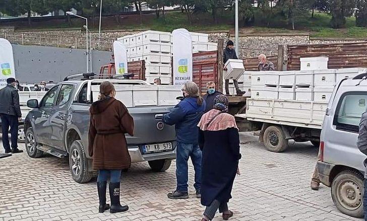 Erdekli arıcılara Büyükşehir’den kovan desteği G3