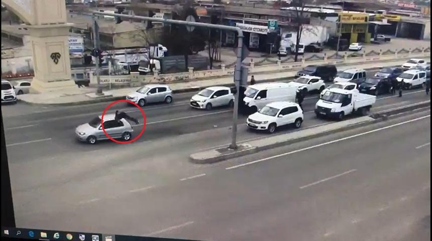 Ankara'da dehşet! 'Dur' ihtarına uymayan ehliyetsiz sürücü, polise çarptı