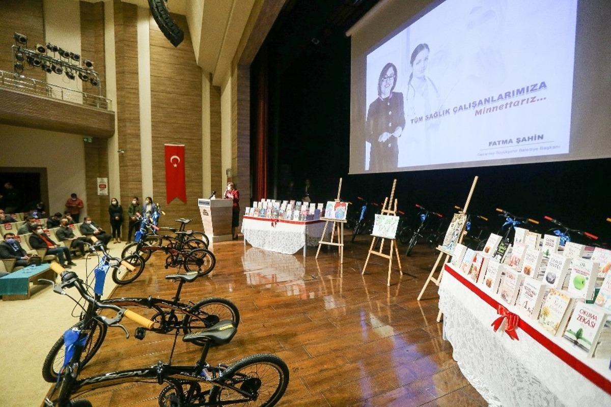 Sağlık &ccedil;alışanları temalı yarışmanın &ouml;d&uuml;l t&ouml;reni ger&ccedil;ekleşti