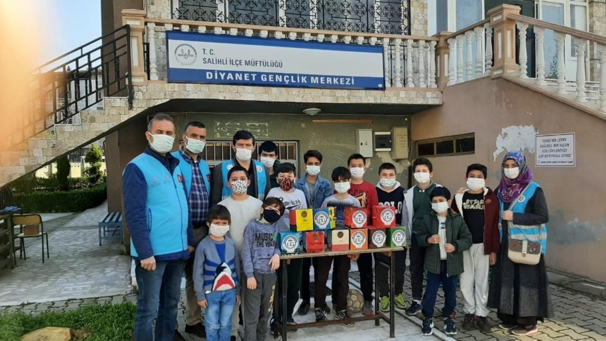 Kuşlar i&ccedil;in yuva yapıp, ağa&ccedil;lara astılar