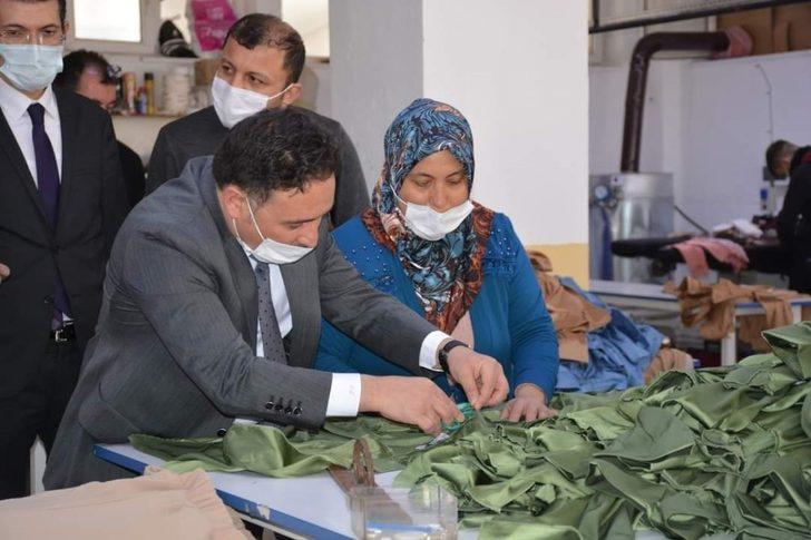 Vali Çiçek’ten hayırseverlere plaket G5