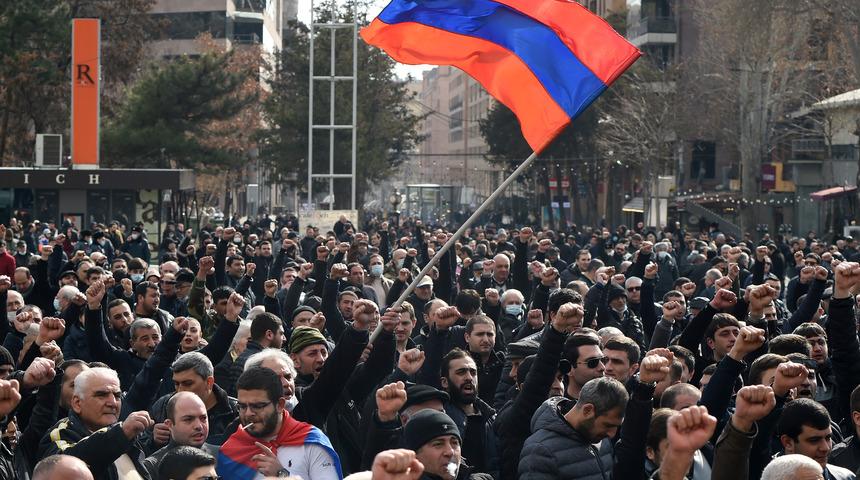 Son Dakika: Ermenistan'da göstericiler hükümet binasını bastı