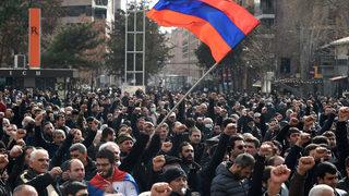 Son Dakika: Ermenistan'da göstericiler hükümet binasını bastı