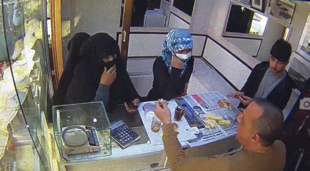 K&uuml;pe bozdurma bahanesiyle kuyumcuya girdiler, 80 bin lira değerinde 30&rsquo;un &uuml;zerinde altın bilekliği &ccedil;aldılar