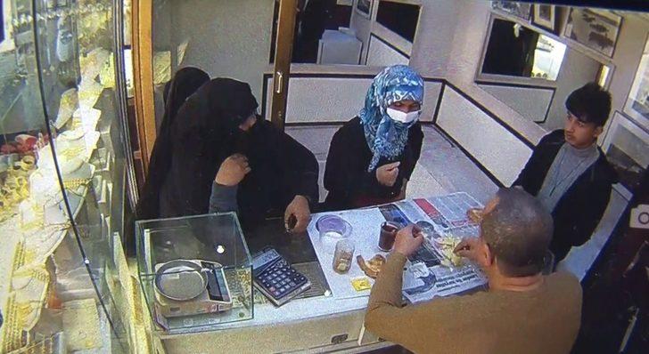 Küpe bozdurma bahanesiyle kuyumcuya girdiler, 80 bin lira değerinde 30’un üzerinde altın bilekliği çaldılar G3