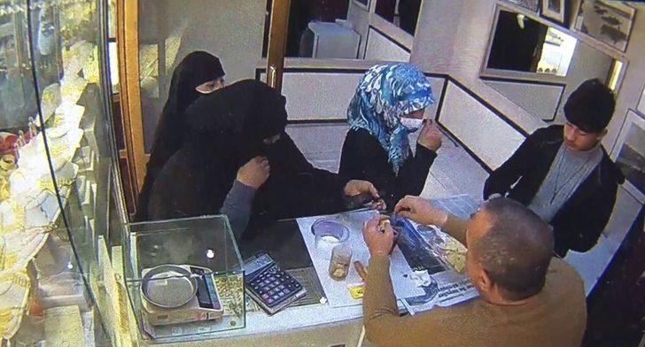 Küpe bozdurma bahanesiyle kuyumcuya girdiler, 80 bin lira değerinde 30’un üzerinde altın bilekliği çaldılar G4