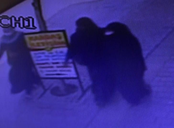 Küpe bozdurma bahanesiyle kuyumcuya girdiler, 80 bin lira değerinde 30’un üzerinde altın bilekliği çaldılar G5