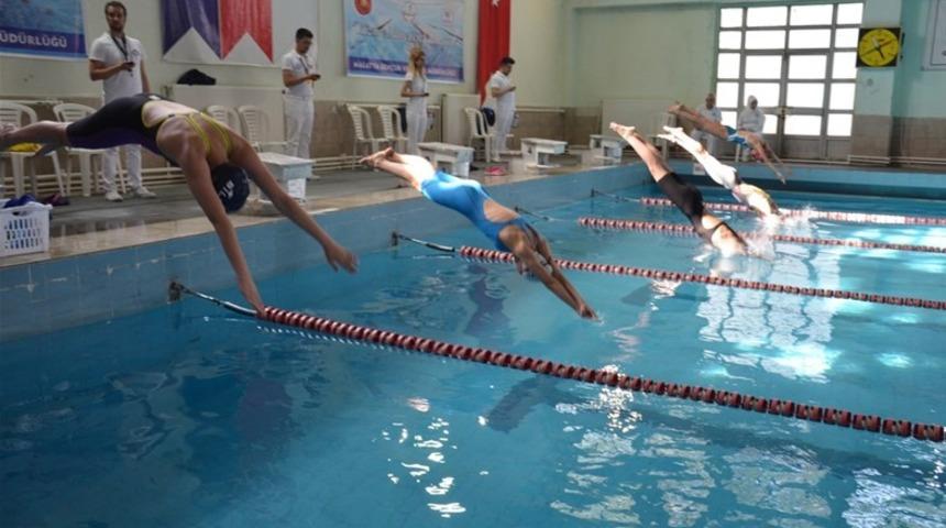 Pandemi kurallarıyla y&uuml;zme şampiyonası
