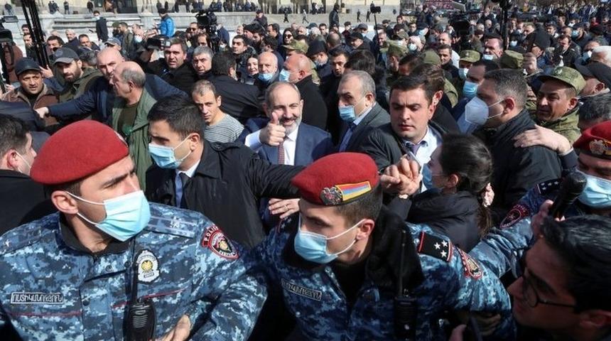 Ermenistan'da ordu Başbakan Paşinyan'ın istifasını istedi: Siyasi kriz bu noktaya nasıl geldi?