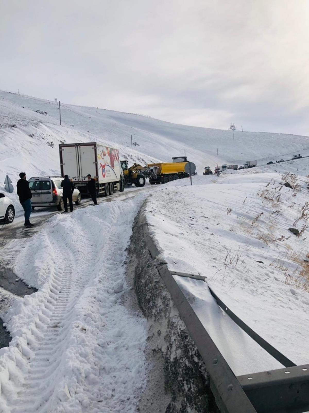 Van-Hakkari karayoluna &ccedil;ığ d&uuml;şt&uuml;