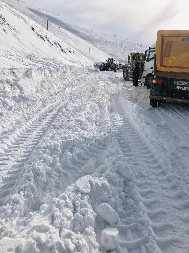 Van-Hakkari karayoluna çığ düştü G2