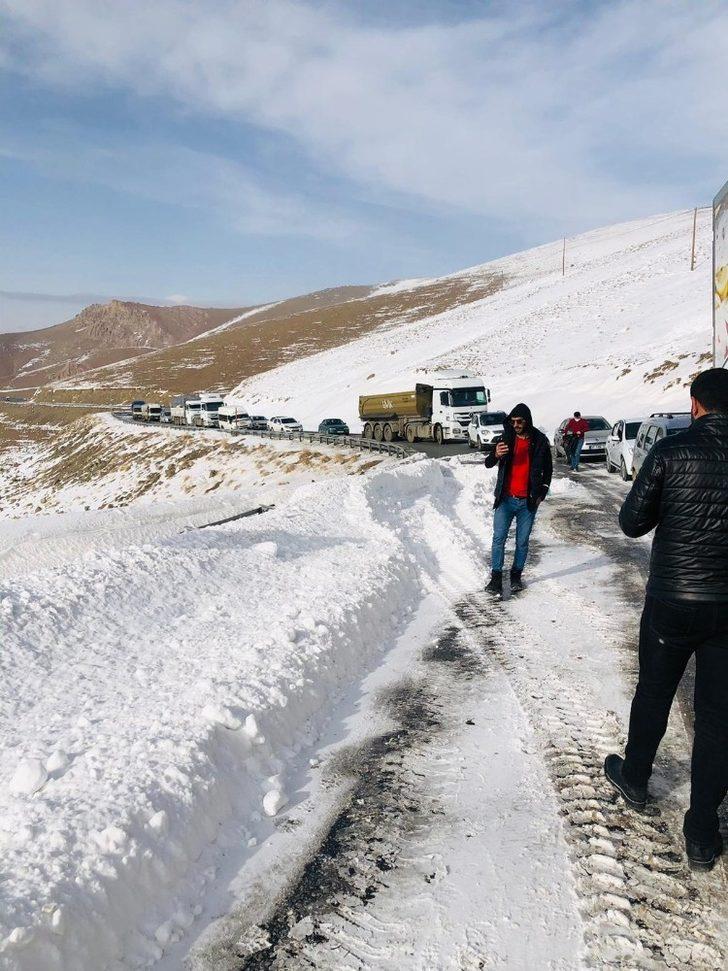 Van-Hakkari karayoluna çığ düştü G3
