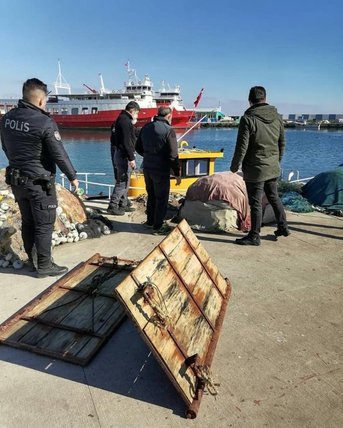 Denizde gizlenmiş 2 adet trol kapısı bulundu