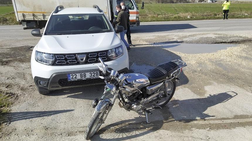 Motosiklet otomobile &ccedil;arptı: 1 yaralı