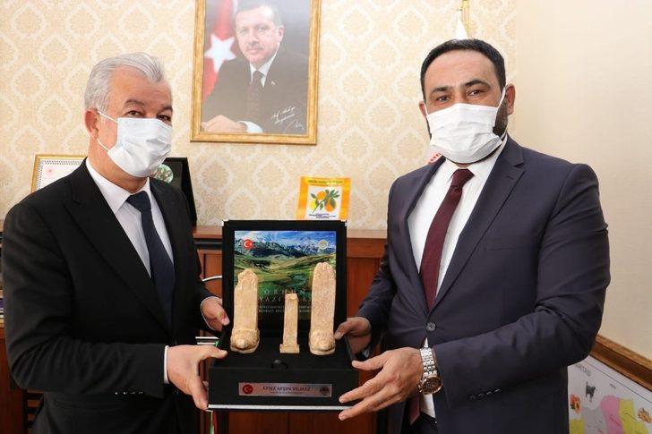 Başkan Yılmaz, Orhun Yazıtlarının minyatürünü hazırlattı G3