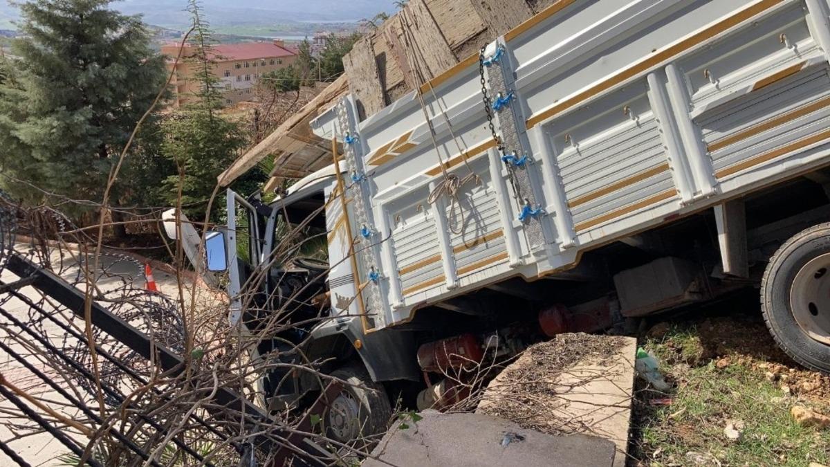 Freni boşalan kamyon istinat duvarına daldı