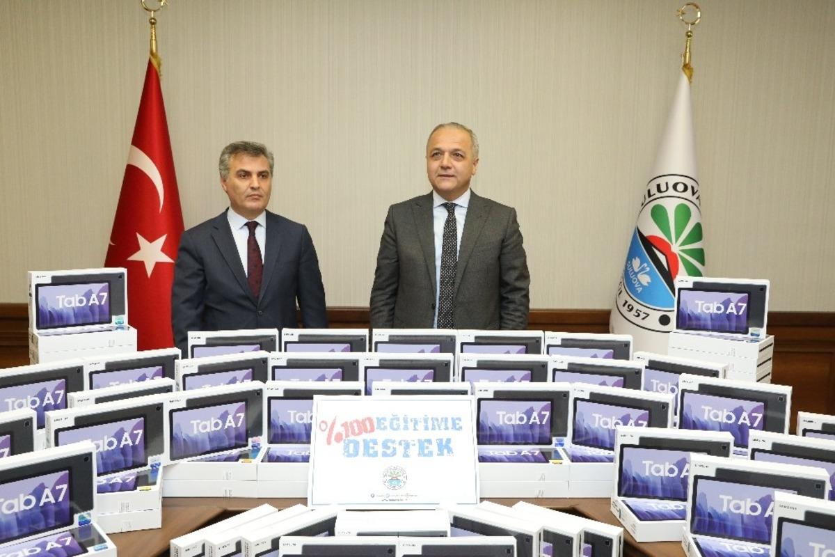 Eğitimci Başkandan ihtiya&ccedil; sahibi &ouml;ğrencilere tablet desteği