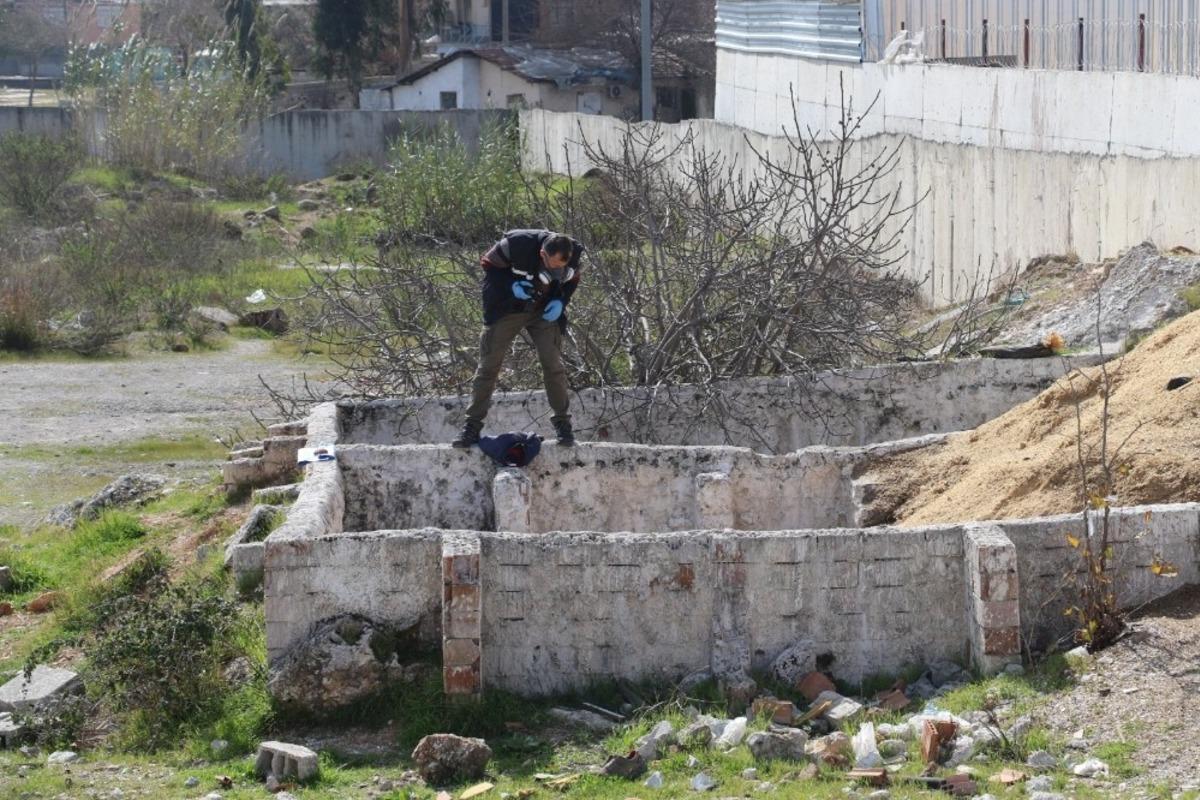 Antalya&rsquo;da etrafı duvarlarla &ouml;r&uuml;l&uuml; boş arazide erkek cesedi bulundu