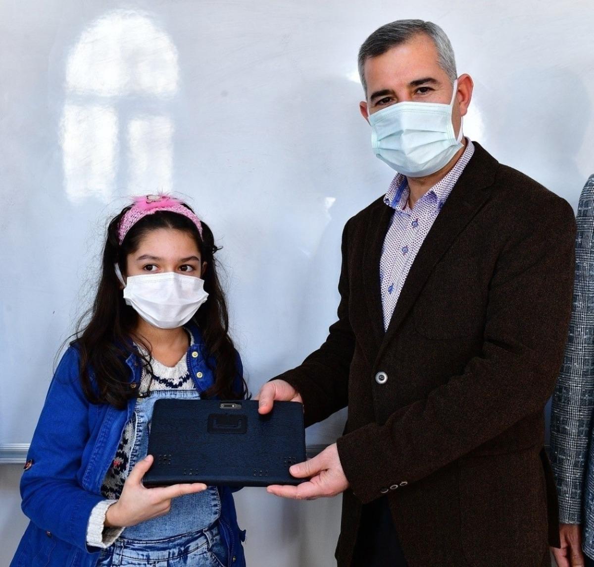 Yeşilyurt&rsquo;ta tabletler t&ouml;renle hediye edildi