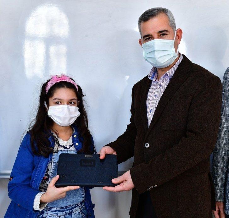 Yeşilyurt’ta tabletler törenle hediye edildi G1