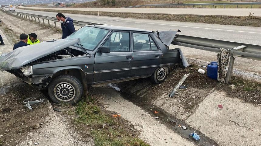 Otomobil su kanalına devrildi: 1 yaralı