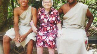 91 yaşındaki kadın dünyayı tek başına gezerek sosyal medyayı salladı! Fotoğrafları gündeme geldi