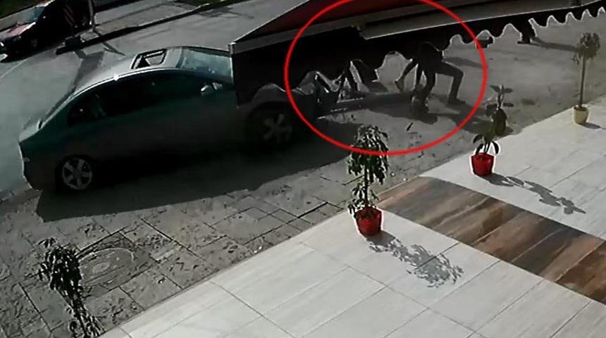 Kontrolden çıkan otomobilin yayalara çarpma anı kamerada