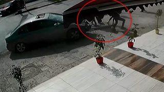 Kontrolden çıkan otomobilin yayalara çarpma anı kamerada