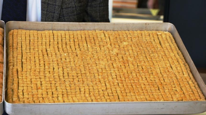 Bir tepsiye bin 386 baklava dilimi sığdırdı