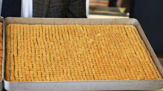Bir tepsiye bin 386 baklava dilimi sığdırdı