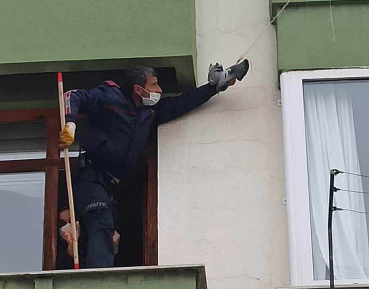 Balkondaki ağa takılan g&uuml;vercini itfaiye kurtardı