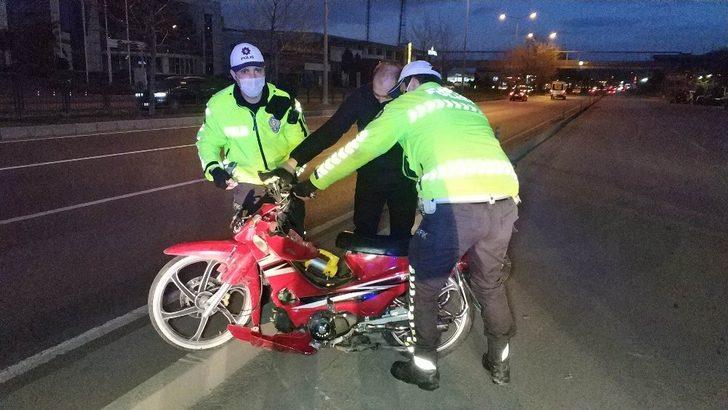 Otomobil ve Motosikletin Çarpıştığı Kaza Kamerada Görüntülendi