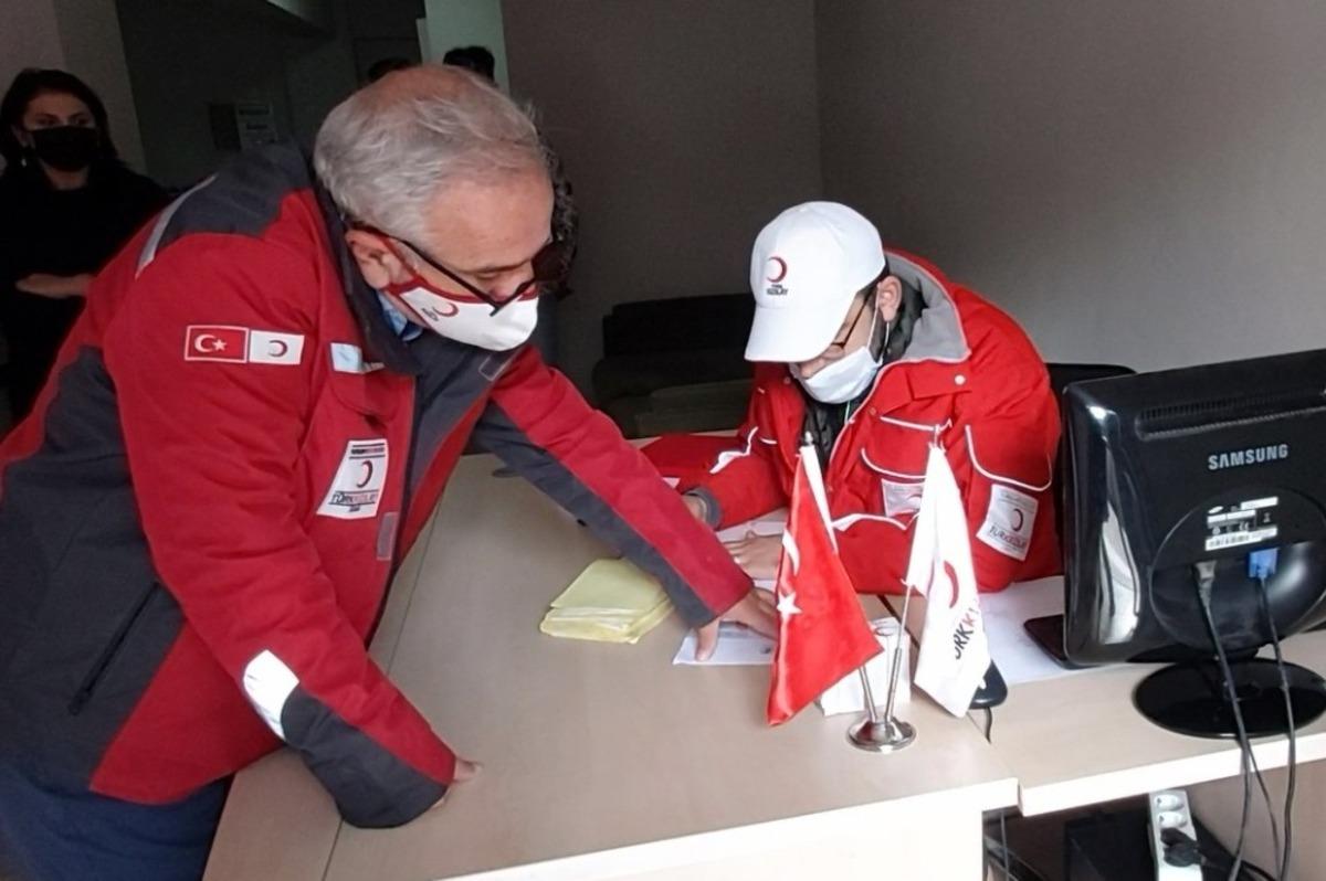 Karasulu iş insanından ihtiya&ccedil; sahibi &ccedil;ocuklara tablet desteği