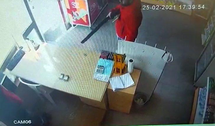 İzmir’de benzin istasyonundaki pompalı tüfekli soygun kamerada G1