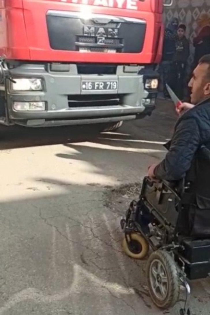 Evini yaktı, söndürmek isteyen itfaiye ekiplerine bıçakla direndi G1