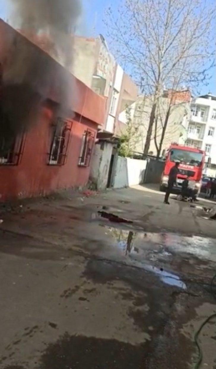 Evini yaktı, söndürmek isteyen itfaiye ekiplerine bıçakla direndi G3