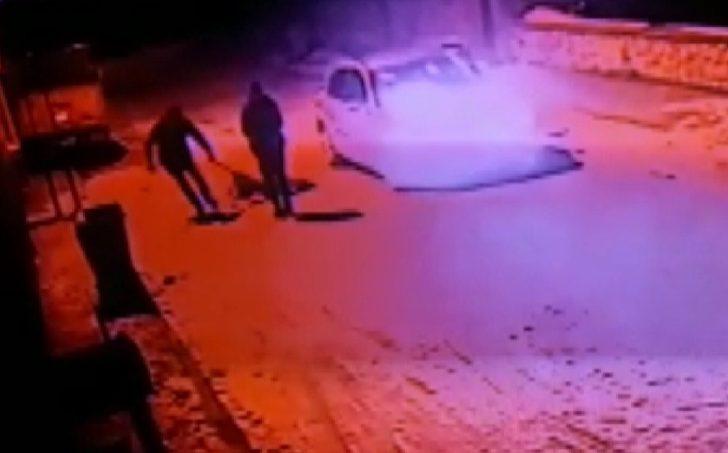 Köpeği vurduktan sonra tekmeleyip çöpe attılar G1